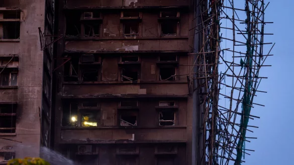 Die Zahl der Todesopfer nach dem Großbrand steigt weiter. - © Chan Long Hei/AP/dpa