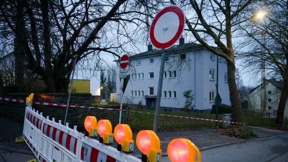 Der Boden ist an mehreren Stellen abgesackt. - © Henning Kaiser/dpa