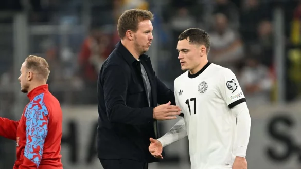 Bundestrainer Nagelsmann (l.) bedankt sich bei Wirtz für seinen Einsatz. - © Federico Gambarini/dpa