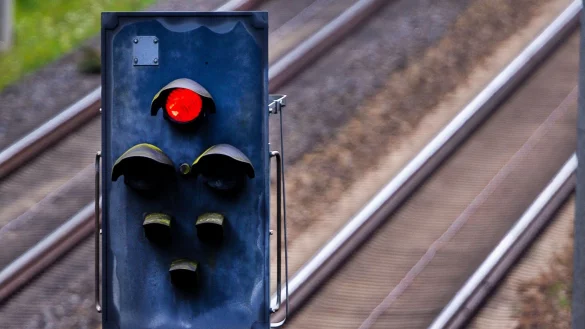 Viele Regionalzüge müssen dem Fernverkehr und dem internationalen Güterverkehr Vorrang gewähren. (Symbolbild) - © Jens Büttner/dpa