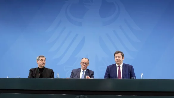 Die Spitzen der Koalition vereinbaren eine gemeinsame Position. - © Michael Kappeler/dpa