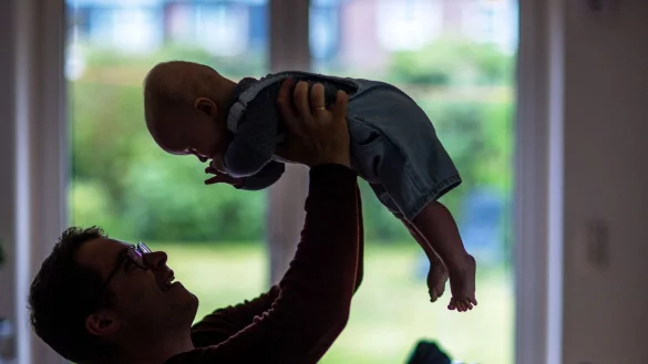 Das Leben hat verschiedene Phasen - das spiegelt sich auch im Gehirn wider. (Archivbild) - © Jens Büttner/dpa
