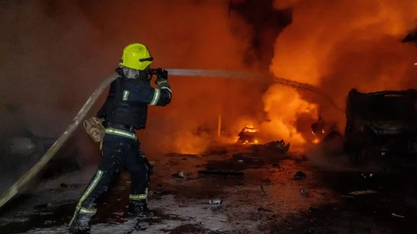 Bei massiven russischen Angriffen mit Raketen und Drohnen sind in der Ukraine viele Menschen get&ouml;tet und Dutzende weitere verletzt worden. - &copy; Andrii Marienko/AP/dpa