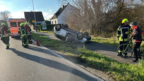 Das Auto der 18-J&auml;hrigen landete auf dem Dach. - &copy; Polizei M&ouml;nchengladbach/dpa