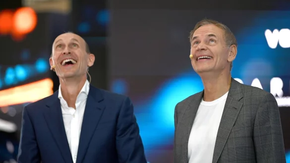 Volkswagen-Chef Oliver Blume (r) und Volkswagen-Vorstandmitglied f&uuml;r China, Ralf Brandst&auml;tter, in Shanghai. Der Konzern investiert trotz Schwierigkeiten viel Geld in die neue Technologie. - &copy; Johannes Neudecker/dpa