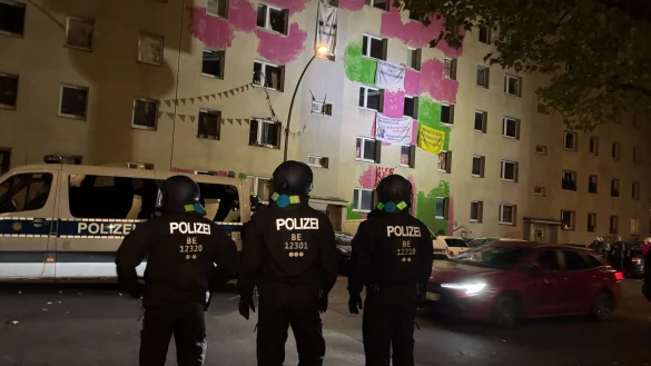 Dutzende Menschen wehren sich in Berlin-Mitte gegen die R&auml;umung von teilweise besetzten H&auml;usern. - &copy; Sven Kaeuler/dpa