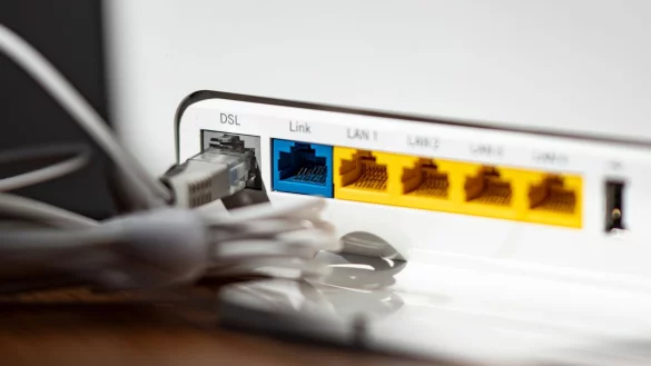 Ein LAN-Kabel im Router - in Millionen Haushalten steckt es noch immer in der DSL-&Ouml;ffnung. - &copy; Fabian Sommer/dpa