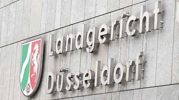 Eine Schülerin, die sich frisch von ihrem Freund getrennt hat, überlebt in seinem Auto schwer verletzt eine Horror-Fahrt. Der Fall wird jetzt vor dem Düsseldorfer Landgericht aufgerollt. (Symbolbild) - © Roberto Pfeil/dpa