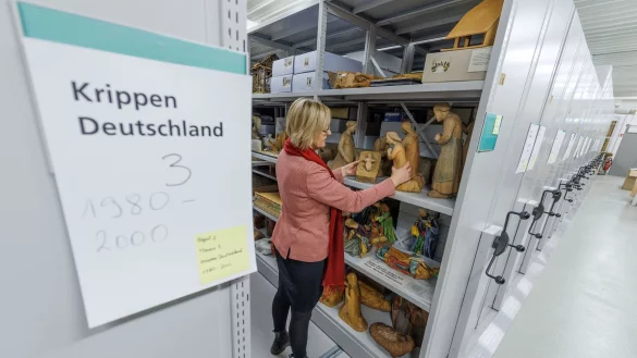 Museumsleiterin Anja Schöne blickt auf archivierte Krippen in einem Depot. Das Religio - Westfälisches Museum für religiöse Kultur - beherbergt nach eigenen Angaben eine der größten Krippensammlungen in Deutschland. - © Friso Gentsch/dpa