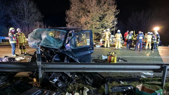 Schwerer Unfall auf der B55 in Oberveischede. - © Markus Klümper/dpa