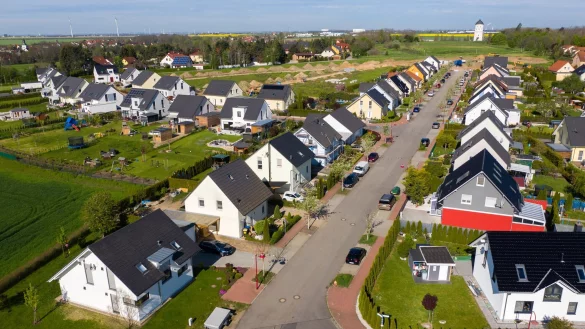Ist für eine Mehrheit der Deutschen der Wohntraum: das freistehende Einfamilienhaus. (Symbolbild) - © Jan Woitas/dpa-Zentralbild/dpa