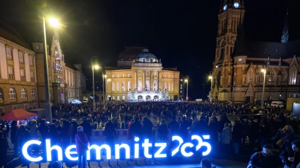 Zum Abschluss des Kulturhauptstadtjahres beteiligen sich Tausende Menschen auf dem Chemnitzer Theaterplatz am Weihnachtssingen. - © Hendrik Schmidt/dpa