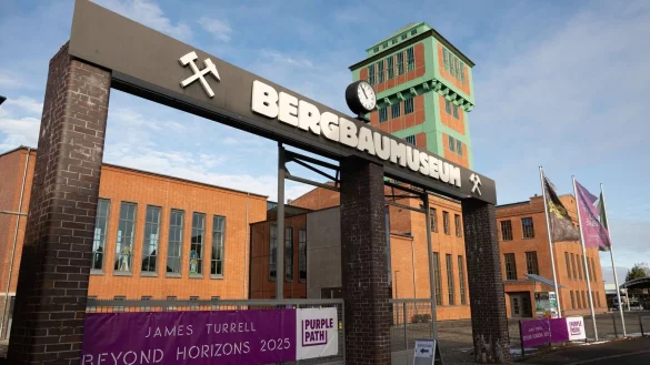 Auf dem Gelände des Bergbaumuseums «Kohlewelt» hat der US-Künstlers James Turrell sein neues Lichtkunstwerk «Beyond Horizons» geschaffen. - © Sebastian Kahnert/dpa