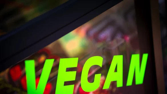 Muss es im Gef&auml;ngnis veganes Essen geben? Dazu gibt es jetzt eine juristische Entscheidung in Bayern. (Symbolbild) - &copy; Sina Schuldt/dpa