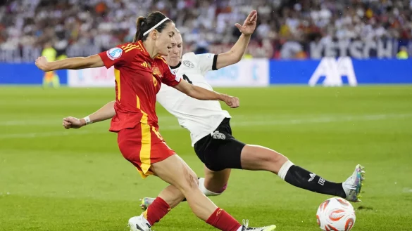 Das EM-Halbfinale im Sommer entschied Spaniens Aitana Bonmatí mit diesem Schuss. Wie geht es diesmal aus? - © Nick Potts/PA Wire/dpa