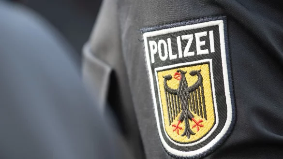 Ermittlungen wegen Scheinehen und falschen Dokumenten laufen. (Archivbild) - © Boris Roessler/dpa