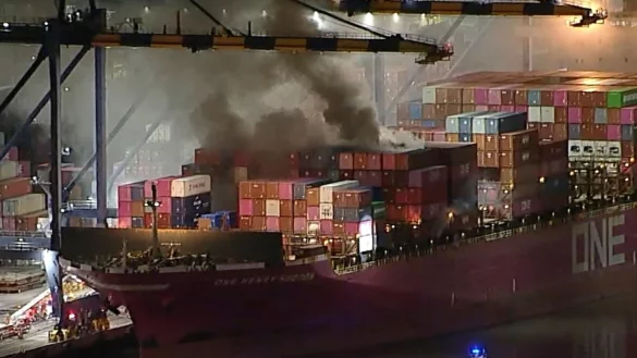 Am Freitagabend war das Feuer auf dem im Hafen von LA angedockten Schiff ausgebrochen, auch Container mit Gefahrstoffen brennen. - &copy; Uncredited/ABC7/dpa