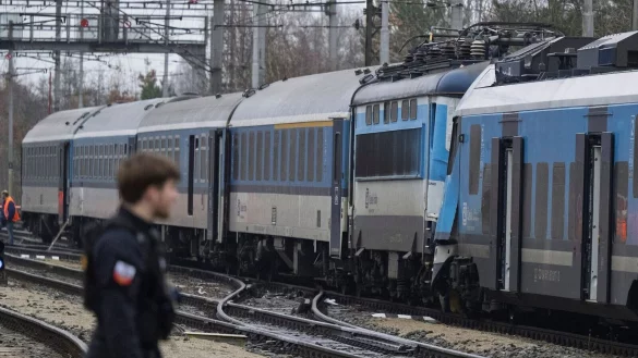 Blick auf die Ungl&uuml;cksstelle nach der Kollision eines Schnellzuges mit einem Personenzug auf der Strecke zwischen den Orten Zliv und Divcice bei Ceske Budejovice (Budweis). - &copy; Vaclav Pancer/CTK via AP/dpa