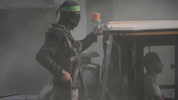 Bewaffnetes Mitglied der islamistischen Terrororganisation Hamas im Gazastreifen. - &copy; Jehad Alshrafi/AP/dpa