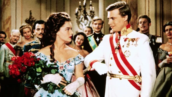 Der &ouml;sterreichische Kaiser Franz Joseph (Karlheinz B&ouml;hm) bittet Sissi (Romy Schneider) um ihre Hand - Szene aus dem Film &laquo;Sissi&raquo;. Der &ouml;sterreichische Film aus dem Jahr 1955 wird am heutigen Heiligabend und am ersten Weihnachtsfeiertag bei RTL ausgestrahlt. - &copy; -/RTL+/dpa