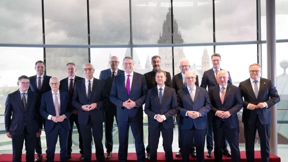 Die Ministerpräsidenten haben klare Forderungen an den Bund. (Archivbild) - © Boris Roessler/dpa