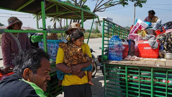 Kambodschaner aus den Dörfern nahe der Grenze zu Thailand sind erneut auf der Flucht. - © Heng Sinith/AP/dpa