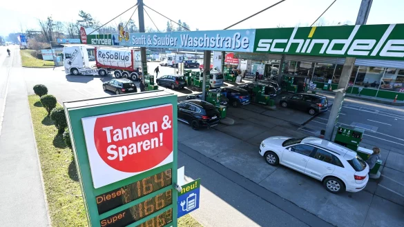 In Österreich tankt es sich in der Regel günstiger - das liegt aber nicht daran, dass die Preise nur einmal pro Tag angehoben werden dürfen. (Symbolbild) - © Felix Kästle/dpa