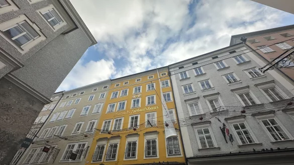 Blick auf das Geburtshaus von Mozart in der Getreidegasse in der Salzburger Altstadt. (Archivbild) - © Gregor Tholl/dpa