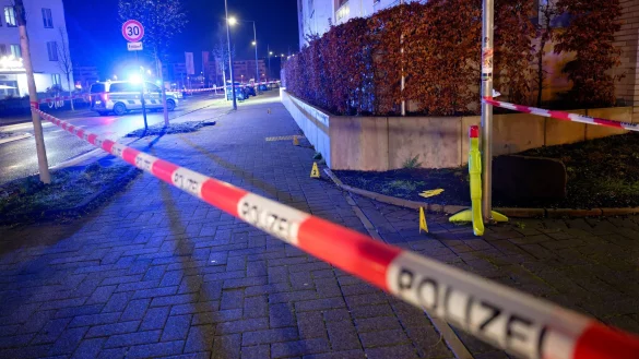 Der Bereich rund um den Tatort wurde abgesperrt. - © Henning Kaiser/dpa