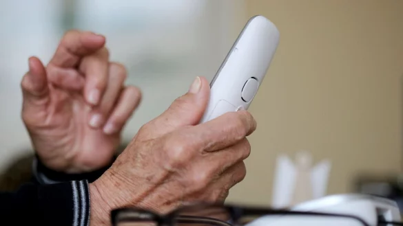 Der pensionierte Polizist durchschaut den Betrug. Das treibt die Ermittlungen voran. (Symbolbild) - &copy; Roland Weihrauch/dpa