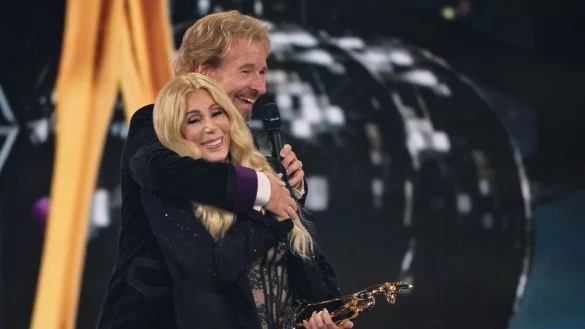 Gottschalk (75) umarmte Cher (79) auf der B&uuml;hne. - &copy; Peter Kneffel/dpa