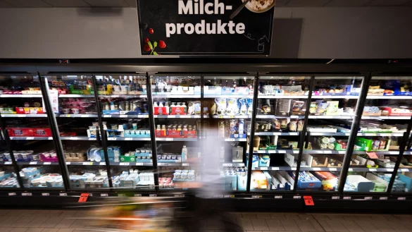 Im Geldbeutel bleibet mehr drin: Butter und Milch sind g&uuml;nstiger zu haben. (Archivbild) - &copy; Philip Dulian/dpa