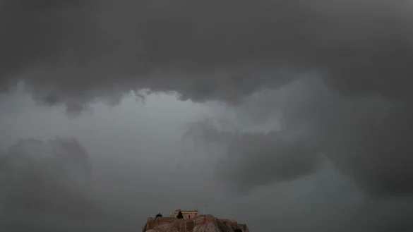 Griechenland hat mit starkem Wind und Regen zu kämpfen. (Archivbild) - © Thanassis Stavrakis/AP/dpa