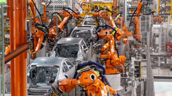 Die Autoindustrie kämpft mit CO2-Zielen. Die Ministerpräsidenten von elf Bundesländern springen ihnen bei. (Archivbild) - © Daniel Josling/dpa