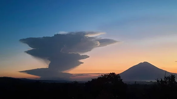 Immer wieder kommt es an dem Feuerberg zu Eruptionen, die Einwohner und auch Touristen in Schrecken versetzen. (Archivbild) - © Andre Kriting/AP/dpa