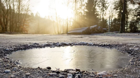 Auf den Straßen kann es wieder glatt werden (Archivbild). - © Uwe Anspach/dpa
