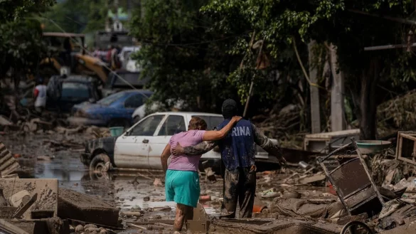 Wegen &Uuml;berschwemmungen und Erdrutschen sind viele Ortschaften von der Au&szlig;enwelt abgeschnitten. - &copy; Felix Marquez/AP/dpa
