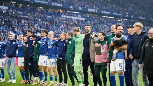 H&uuml;pfend feierten die Schalker den Sieg vor der Fankurve. - &copy; Bernd Thissen/dpa
