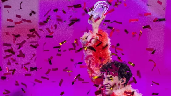 Wegen der voraussichtlichen Teilnahme Israels am nächsten Eurovision Song Contest gibt der Schweizer ESC-Star Nemo den Pokal für seinen Sieg im Jahr 2024 zurück. (Archivbild) - © Jens Büttner/dpa