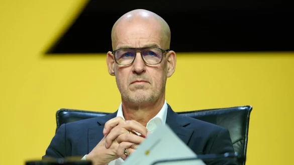 Bedr&ouml;ppelte Miene bei BVB-Gesch&auml;ftsf&uuml;hrer Carsten Cramer wegen des Wahlergebnisses f&uuml;r den neuen Vereinspr&auml;sidenten Hans-Joachim Watzke. - &copy; Bernd Thissen/dpa