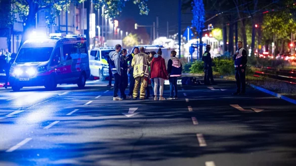 Einsatzkräfte versorgen mehrere Menschen nach einer Schießerei in Hannover. - © Moritz Frankenberg/dpa