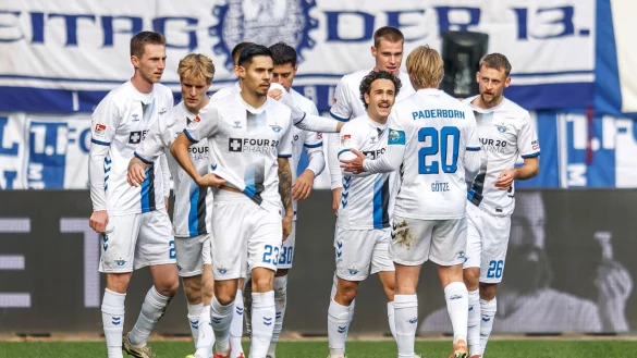 Sebastian Klaas (r, SC Paderborn 07) jubelt mit Teamkollegen nach seinem Treffer zum 1:0. - &copy; Andreas Gora/dpa