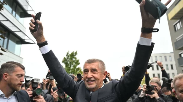 Der Vorsitzende der Oppositionsbewegung ANO, Andrej Babis, reagiert nach der Bekanntgabe des Wahlergebnisses. - &copy; &Oslash;&iacute;hov&aacute; Michaela/CTK/dpa