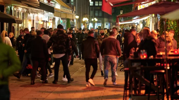 Kölsch oder Alt? Köln oder Düsseldorf - wer hat die längste Theke? Diese Frage ist statistisch entschieden. (Archivbild) - © Henning Kaiser/dpa