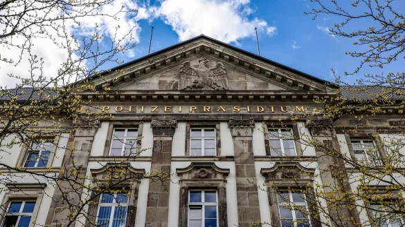 Beim Polizeipr&auml;sidium wurde eine Mordkommission eingerichtet. Ermittelt wird wegen eines versuchten T&ouml;tungsdeliktes. (Symbolbild) - &copy; Christoph Reichwein/dpa