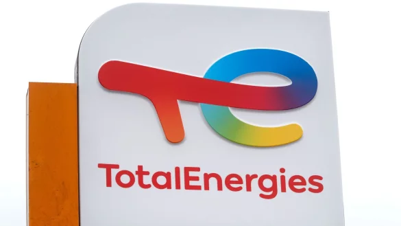 Der Energiekonzern Totalenergies hat nach Urteil eines Gerichts irreführend über die eigene Klimastrategie informiert (Archivbild). - © Michel Spingler/AP/dpa