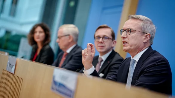 Der NKR stellt seinen Jahresbericht zusammen mit Digitalisierungsminister Karsten Wildberger (CDU) und dem Parlamentarischen Staatssekret&auml;r seines Ministeriums, Philipp Amthor (CDU), vor. - &copy; Kay Nietfeld/dpa