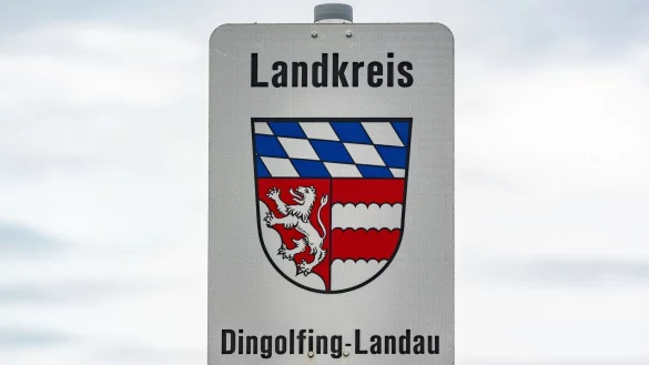 Es wurden fünf Männer festgenommen, die einen Anschlag auf einen Weihnachtsmarkt im Raum Dingolfing geplant haben sollen. (Archivbild) - © Armin Weigel/dpa