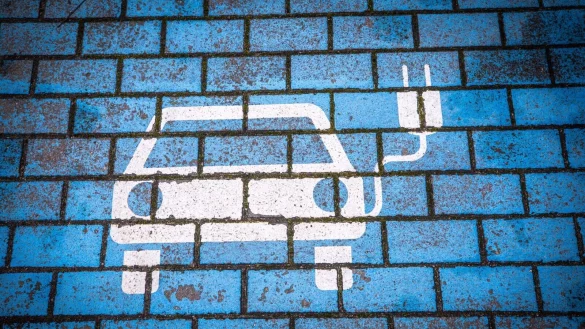 Wo und wie Elektroautos geladen werden k&ouml;nnen, spielt f&uuml;r ihre Verbreitung eine wichtige Rolle. (Archivbild) - &copy; Jens B&uuml;ttner/dpa