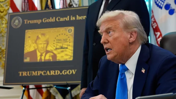 Das Konterfei des Präsidenten ist auch auf der «Trump Gold Card» zu sehen. - © Alex Brandon/AP/dpa